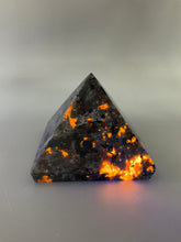 Load image into Gallery viewer, Yooperlite Fluorescent Pyramid