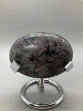 Load image into Gallery viewer, Yooperlite Fluorescent Palm Stone