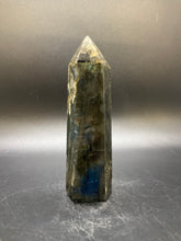 Load image into Gallery viewer, Labradorite Point