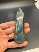 Load image into Gallery viewer, Labradorite Point
