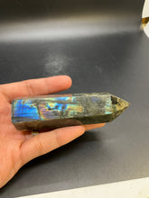 Load image into Gallery viewer, Labradorite Point