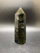 Load image into Gallery viewer, Labradorite Point