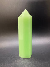 Load image into Gallery viewer, Glow Green Calcite Point