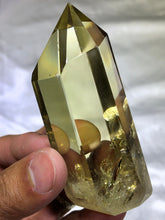 Load image into Gallery viewer, Lemon Quartz Points