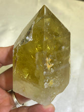 Load image into Gallery viewer, Lemon Quartz Points